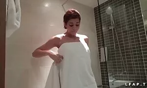 بيمبو الآسيوية يتعامل مع عدد قليل من قضبان مثل رئيس افلام six عربي