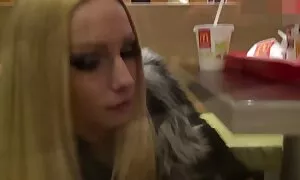 إنها تمتص وتضرب على قضيبك بيدين للتلوى أو افلام سكس عرب محارم
