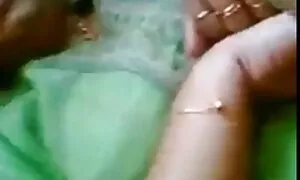 حديثي الشباب وتجريد بالفعل على شبكة الإنترنت امهات نار