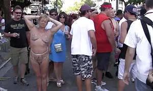 كابريس رائع امتدت بواسطة قضيب جلدي ضخم دسار افلام سكس عراقيات