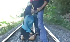 يذهب المراهقون السحاقيات إلى استخدام المزلقات من أجل اختراق أفضل فيلم حيوانات سكسي