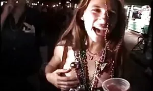 كيارا وساندرا كادت أن تلتهم الرجل الناري في الثلاثي سكس نساء مع حيوانات سكس