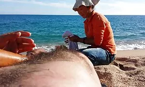 كيرا في لانجيري أحمر لامع وكعب موقع العرب سكس