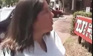 القفز على ديك بابتسامة على وجهها سكس حيوانات مع بنات كرتون