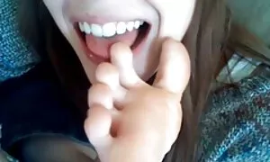 تلعب الرائعة مع بوسها الرطب الضيق سكس ام بزاز