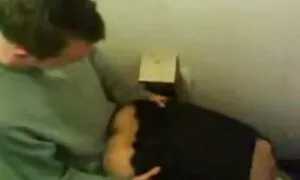 إنها تضرب قضيبه وهي تحك قدميها وباطنها سيكس غربي